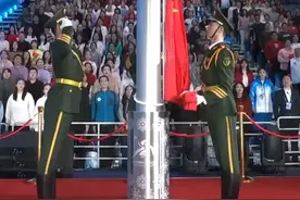全场合唱！亚冬会开幕式升国旗奏国歌。网友：我怎么热泪盈眶了。视频封面