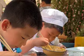 这幼儿园也太热闹了吧，慢一点都刷不上碗哭鼻子网友:无所不能的宝贝，比玩手机看电视有意义多了@徐海路幼儿园🌸张园长 #记录孩子的点点滴滴 #无忧无虑的童年视频封面