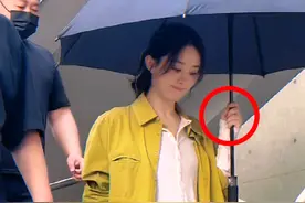 工作人员给赵丽颖打伞，赵丽颖却选择自己打伞，赵丽颖的举动你看懂吗？#赵丽颖 #娱乐圈 #明星 #热门视频封面