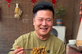 幸福就是两个人在一起有说不完的废话😂#炸酱面 #爱就是一起吃好多好多顿饭 #普通的饭菜都是家的味道 #夫妻日常 #我的乡村生活视频封面