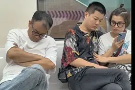 这这这，有点尴尬了哈，帅哥是好人吗？#意想不到的结局 #地铁随拍 #假发 #搞笑 #天津 @天津火了 @DOU+小助手 @DOU+上热门视频封面