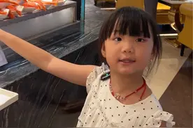 都说女儿真的是爸爸上辈子的情人，当你有一个懂事又贴心的女儿，她永远都是治愈我的那束光＃孩子远比你想象的更爱你#记录真实生活#父女情视频封面