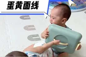 第446天～花生今天妥协了～ 安排了胡萝卜鲜虾面线和蛋黄面线，不用揉面，简单搅一搅，软烂好咀嚼～#宝宝辅食 #双胞胎 #带娃 #萌娃日常视频封面