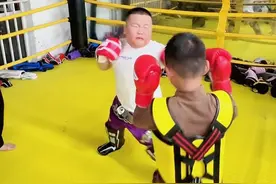 你勇往直前的时候真帅～ 给虫虫加油吧～#打拳 打拳的男孩很阳光～视频封面