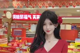和闺蜜出门买年货她却说我穿的像她小妈#过年视频封面