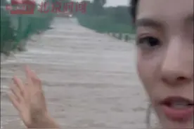 7月27日，北京发布今年首个洪水红色预警。北京广播电视台记者连夜赶赴受灾地点，怀柔青龙峡水库附近部分道路主干道已被洪水淹没，降水目前已经暂停，但洪水没过之处水流依旧湍急，截止目前村民没有财产损失或者人员受伤。（记者：贺思浓）#洪水红色预警