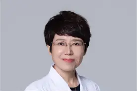 汗疱疹是一种好发于掌跖及指趾屈侧的反复发作性水疱性皮肤病，发病机制不是很清楚，与手足多汗及过敏有关；主要表现为手掌、足底及指趾侧面的米粒大小的水疱，水疱干涸后开始脱皮、干燥甚至干裂，自觉瘙痒，春夏季节好发，常每年定期反复发病；汗疱疹要与水疱型手癣、癣菌疹、剥脱性角质松解症鉴别。如何处理呢，以下三点请收藏：（1）避免搔抓，避免热水烫洗；（2）水疱期可以使用具有干燥、抗炎、止痒作用的药物如硼酸洗液湿敷，炉甘石洗剂外擦；（3）干燥脱皮期，可使用糖皮质激素类药膏如糠酸莫米松乳膏联合保湿剂尿素乳膏。#汗疱疹 #春夏季烦恼 #手足小水疱  #如何处理 #医学科普视频封面