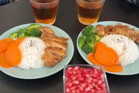 婆婆做的葱油鸡排，又嫩又香，鸡肉带着葱汁又多汁！我家宝好喜欢呀！#做法简单好吃 #葱油鸡排视频封面