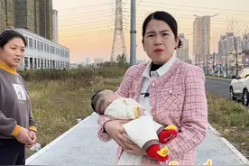 手里的孩子可不能随便给人#剧情 #乐于助人视频封面