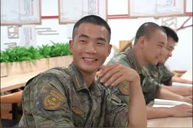 这样的战友真的很欠揍，你们有遇到过这样的吗(作者:罗振雄、顾磊、桑泽凯、肖宇辰  编辑:黄镇强)#军营生活 #军营趣事 #男兵女兵视频封面