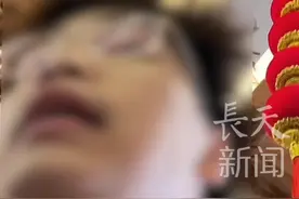 男子质疑买的鳕鱼排有一块特别小打电话询问却被店员骂"傻*" 当事人气不过 直接到店里寻人对质#消费者 #消费者权益 #社会百态 #生气视频封面
