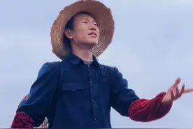 站在乡村田野，《渴望》歌声悠悠，唤醒了儿时的记忆，和对这片土地的眷恋#我的乡村生活 #前奏一响拾起多少人的回忆 #大山里的味道 #用人间烟火气打开我的乡村生活 #乡愁记忆视频封面