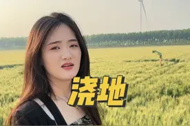 这大热天浇地挺累人的#塑料夫妻 #看一遍笑一遍 #挑衅媳妇 #夫妻日常 #情侣日常视频封面