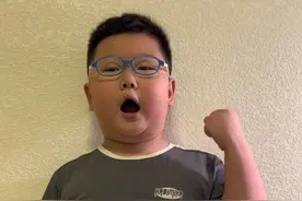“没人举手是吧，那我点名了”过去的点点滴滴，不禁涌上心头。曾经听得耳朵起茧的话，如今想来，甚是怀念，顽皮的我们早已长大成人，而老师您却白了头发。师恩深似海，祝各位老师教师节快乐！视频封面