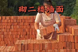 一家人搬了三天红砖，开始砌二楼墙面。#记录建房过程 #2024新农人计划 #记录真实生活 #自建房视频封面
