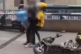 网传城管拔外卖小哥电动车钥匙反被打倒在地 ，城管局：涉事城管非直管人员视频封面