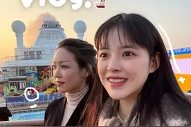 vlog｜和妈妈的游轮旅行也太快乐了吧 和妈妈单独出来的一次跨年旅行 乘着皇家加勒比海洋光谱号出发啦🚢 每天我们俩都在吹吹海风互拍照片📷 伴着日落日出吃着各种各样的美食😋 还在游轮上一起开了个跨年派对 真的是从2024年玩到了2025年 #旅行碎片 #跨年 #游轮视频封面