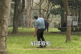 3月31日，杭州。#公园解锁健身新姿势画风清奇 原来放松也是一种运动？视频封面