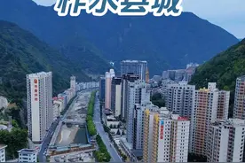 柞水县城，宛如一颗秦岭山中的明珠。青山环抱，绿水穿城。街道整洁干净，这里见证着时代的变迁，正发展为繁华的都市。特色美食散发着诱人香气，当地的民俗文化在街头巷尾展现。这里的人们生活闲适，整个县城充满了宁静而美好的氛围。#家乡的变化 #随拍记录生活 #家乡美景随拍 #柞水县城 #身在异乡的你想家了吗视频封面