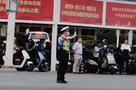 你们要的教科书式，交警指挥动作，今天他来了，动作标准规范，行云流水。交警标兵。视频封面