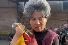 三妮：姐妹们，婆婆不让我喊胜利老公，也不能给我背包，你们都喊什么……#内容过于真实 #一人分饰多角 @抖音创作者中心 @抖音热点视频封面