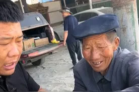 谁都不容易……早上四点就起来了，白天困了就躺在袋子上眯一会，瓜农早上天不亮就拿着手电摘瓜视频封面