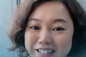 “一花独放不是春，百花齐放春满园” 当一件新鲜的事物出现，如果你感兴趣，是不是应该去了解其中的奥秘所在。而不是不暇思索的去批判。当然，别人在做的事情可能远没有我们想象中的那么简单，我们也不要轻易去从表面上模仿。 从短视频文案到每个评论的回复，我都在强调不建议月嫂姐妹们去模仿，我也从未教过我的学员将宝宝的口鼻都淹没在水中！ 视频封面