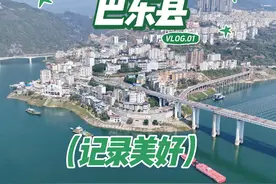 湖北巴东县，县城建在长江岸边环境幽静，四周群山环抱景色秀丽视频封面