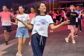 热歌劲舞，黑大婶版《苹果香》dj 广场舞完整版#热门音乐🔥 #黑大婶版苹果香  #广场舞 #苹果香广场舞完整版视频封面