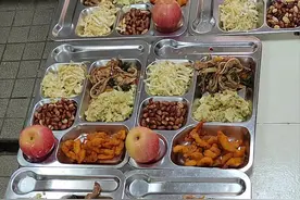 远洋货轮在出海之前，船上的海员会在港口补给一些米面蔬菜和淡水。因为环球航线的远洋船，有时在海上要连续航行40多天，所有在码头补给是要充足的。视频封面