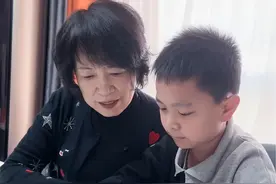总有一句诗或词会在生活的某个瞬间或温暖或激励或安慰过我们吧～ #王恒屹 #小屹奶奶视频封面