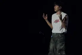 你们要是实在没听过真唱，我哥把话筒放地上给你们演示一遍也可以的#假唱不配叫歌手 #假唱天团 #张杰从不假唱 #华语live王张杰视频封面