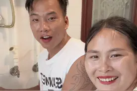 老板给我们找住的地方是民宿能买菜自己做饭，今晚买一些菜和家人们一起共进晚餐，简单的吃个虾肉，龙骨，炖鸡炒青菜。#记录真实生活视频封面