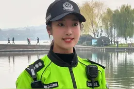 西湖边又遇到兔子警官和她的同事们在录节目 个个又美又飒。#现场实拍 #杭州 #正能量视频封面