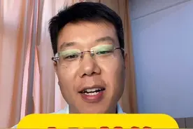 抽筋，别总以为是缺钙！ 小腿抽筋并非总是缺钙引起，中老年人骨头缺钙但血钙不低。糖尿病或高血脂患者可能因下肢动脉血管狭窄导致肌肉缺血引起抽筋。抽筋与肌肉舒张的生理学机制有关，缺血时肌肉难以恢复舒张状态。 #硬核健康科普行动 #健康冷知识知多少 #抽筋 #缺钙 #动脉斑块视频封面