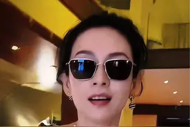 戛纳节上的章子怡 风采依旧迷人 “醒醒”名字的项链 不仅表达了对女儿深深的爱意 也提醒她不能沉溺爱情 是时候清醒了#抖音野生娱评人 #娱你安利 #明星故事 #章子怡视频封面