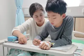 小叔子住院接近尾声，嫂子通宵达旦陪着疯狂补作业#人类幼崽 #抓拍瞬间 #暖心一幕 #住院的日子#叔嫂日常  @抖音短视频 @DOU+小助手视频封面