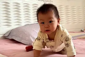 宝宝经常从床上掉下来，让10个月的宝宝学会自己下床，再也不担心宝宝会摔下来了。#人类幼崽 #萌娃日常 #亲子互动 #解锁新技能视频封面