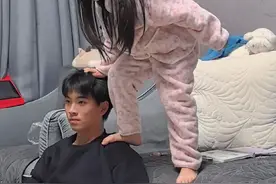 要论血缘关系的话只有妹妹能嚯嚯他，一嚯一个不吱声😄😄爸妈都不敢惹他，妹妹这地位比我们的地位都高啊😂#最萌年龄差 #原谅我不厚道的笑了 #相差11岁的兄妹 #血脉压制 #血缘关系是任何东西都比不了的视频封面