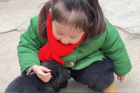 有被她暖到～ 在邻居家抱了只刚满月的小狗回来  没想到孩子居然是这反应！ #童心#无忧无虑的年纪视频封面