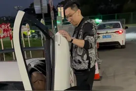 偶遇Mike大佬亲自来F1和周冠宇一起参加比赛了！穿着钻石豆豆鞋开兰博基尼蝙蝠的样子真的太帅了，回头率直接拉满了#Mike #兰博基尼蝙蝠 #F1 #周冠宇 #抖音汽车视频封面