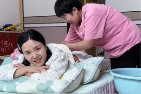 坐月子的第十七天，婆婆给煮了艾叶水烫腰还给我洗了脚，如此的待遇定让你老有所依🥰 #婆媳 #坐月子视频封面