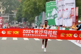 2024长沙马拉松男子前三冲线#长沙马拉松 #马拉松比赛 #跑步 #马拉松视频封面
