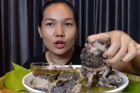 胖胖可爱的肥蛙往往只需要最朴素的烹饪方式#泰国主播吃美食视频视频封面