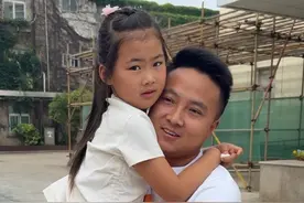 这孩子从小到大懂事的让人心疼，帮妈妈做家务，独立性很强，永远是自己的事情自己做，二宝出生了，她说要照顾弟弟。今天带闺女去医院检查完才放心，再去给她买一套自己喜欢的衣服和玩具，不需要你有多懂事，只希望你永远开开心心的