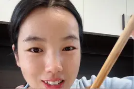 假期第六天，能控制，想控制的时候，总会有办法的呢～ 她会有意识，什么可以多吃，什么可以少吃，为什么热量高，怎么样热量低，会知道吃饱就好，其实，就已经很棒了吧～看看我平时单独给孩子爸炒菜的样子吧～#生活化减脂 #日常做饭 #好好吃饭好好生活 #减肥日常vlog