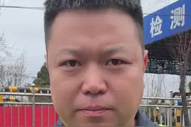 三超车通过超量运输，单趟成本能以更低运价抢占市场，迫使合规司机陷入“降价保单”或“无货可拉”的困境。超限超载车辆通过非法改装大幅提升运力，挤压合规车辆的生存空间，这种成本差异直接破坏运价机制。#货车司机 #卡车司机 #徐世寅 #路政视频封面