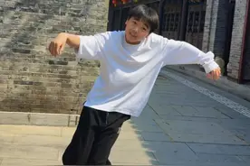 周六啦，带孩子溜达一圈，再跳个舞，大家周末愉快哈#精忠报国dj #精忠报国舞蹈 #即兴舞蹈 #机械舞poppin #爱跳舞爱生活 @抖音短视频视频封面