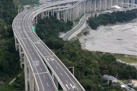 这就是绵阳到九寨沟的九绵高速公路，其修建难度堪比雅西高速！从高空俯瞰九绵高速逢山开洞，遇河架桥，宛如一条巨龙盘卧在崇山峻岭之间，甚是壮观！#航拍四川 #四川dou知道 #旅行推荐官视频封面