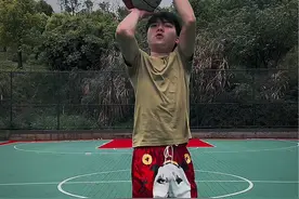 男生打球的幻想时刻 幻想被人发现真的太尴尬了#篮球 #内容过于真实 #小磊砸视频封面